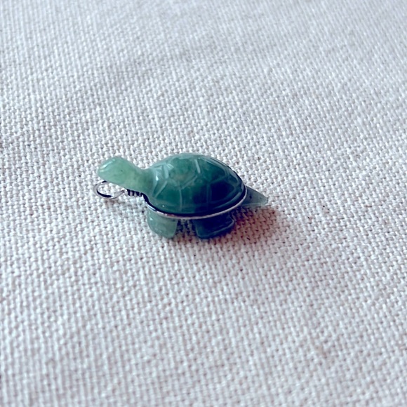 Jade and sterling silver turtle pendant - Picture 1 of 6